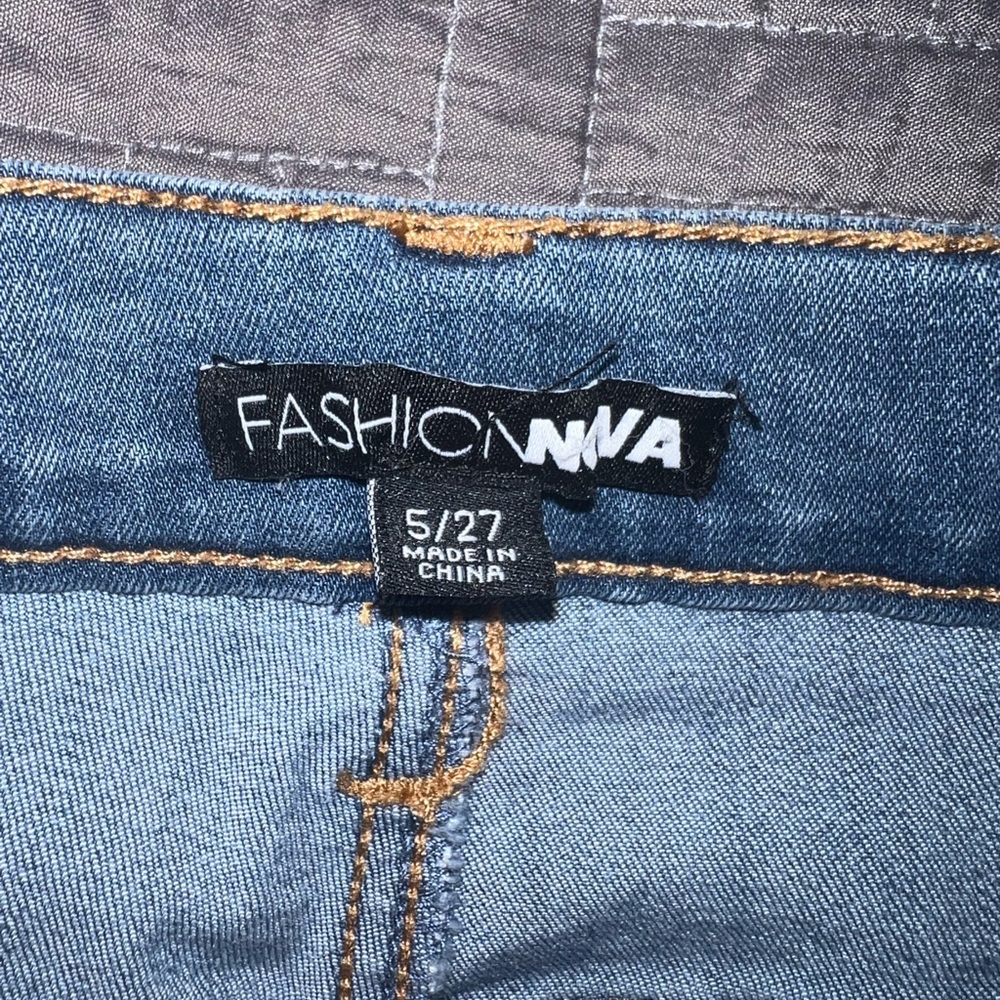Distressed jeans - Picture 3 of 6